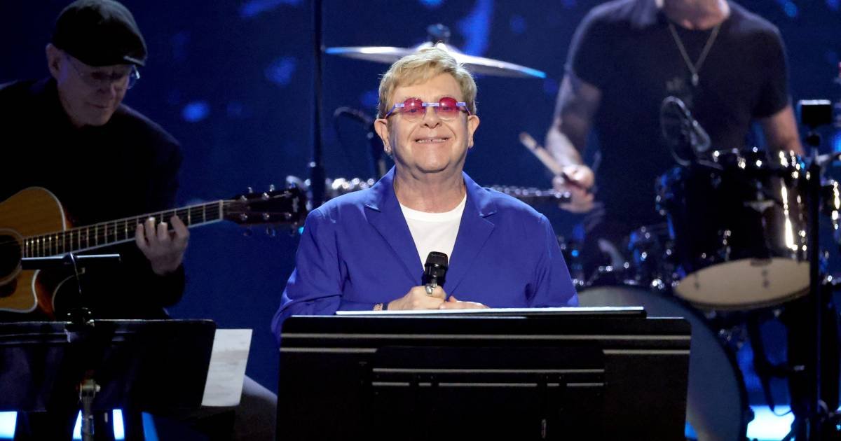 Elton John comove plateia no Rock in Rio e pede desculpas pela demora