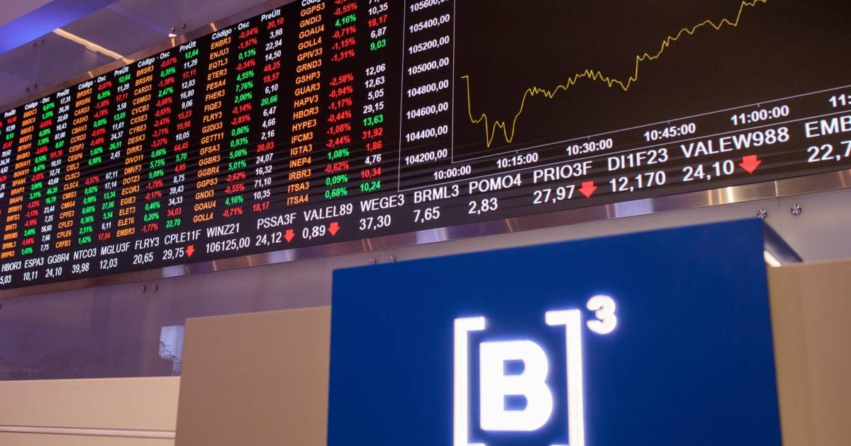Ibovespa recua com atenção voltada para economia externa e cenário político